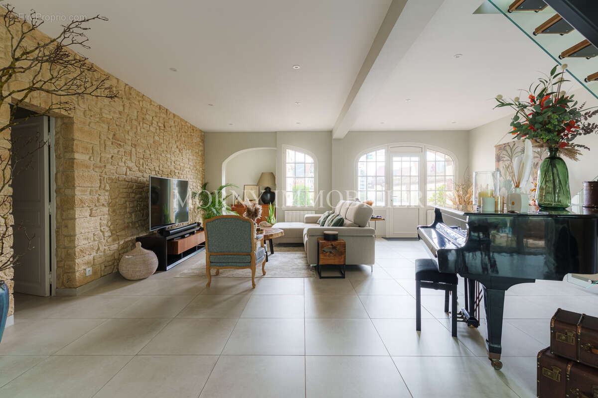 À vendre - maison de 550m2 avec piscine intérieure - garage - parking - photo 7