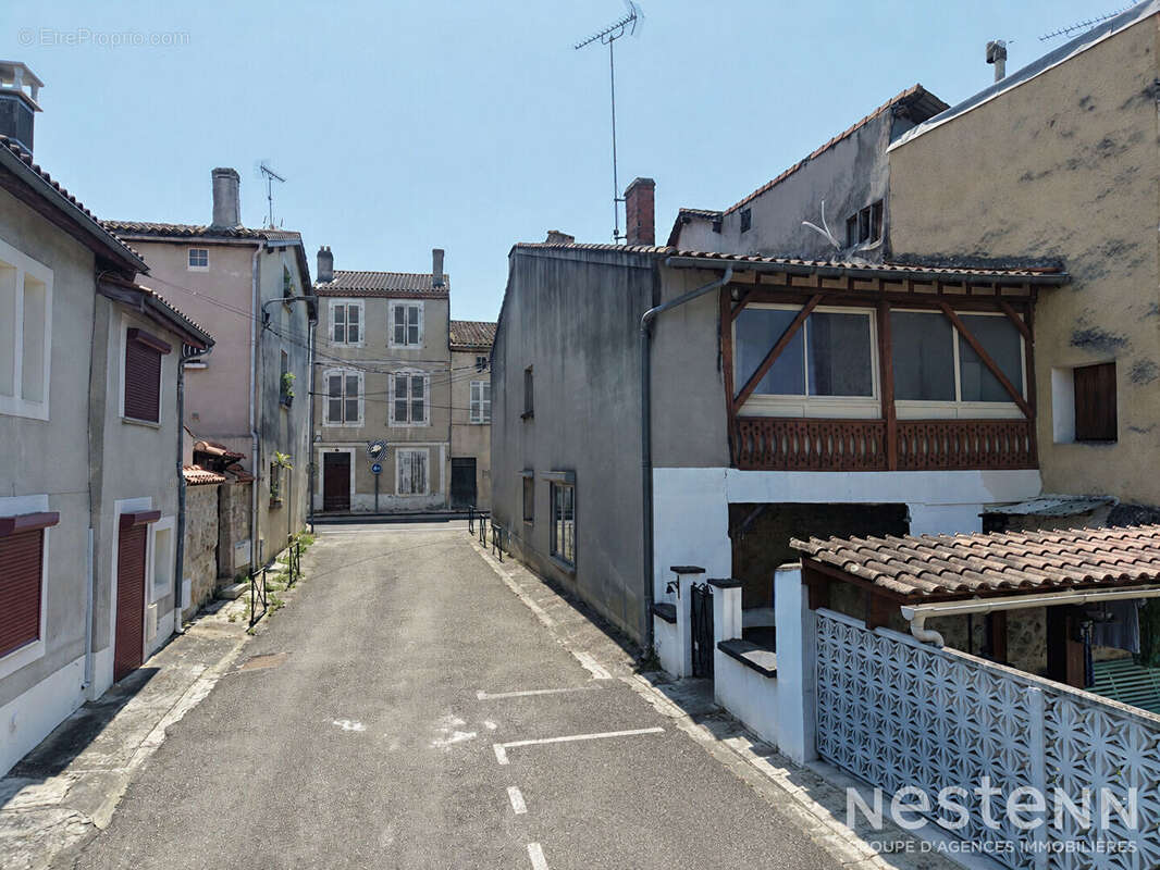 A Vendre Maison en pierre de 118m² avec quatre pièces et terrasse couverte à Condom - photo 5