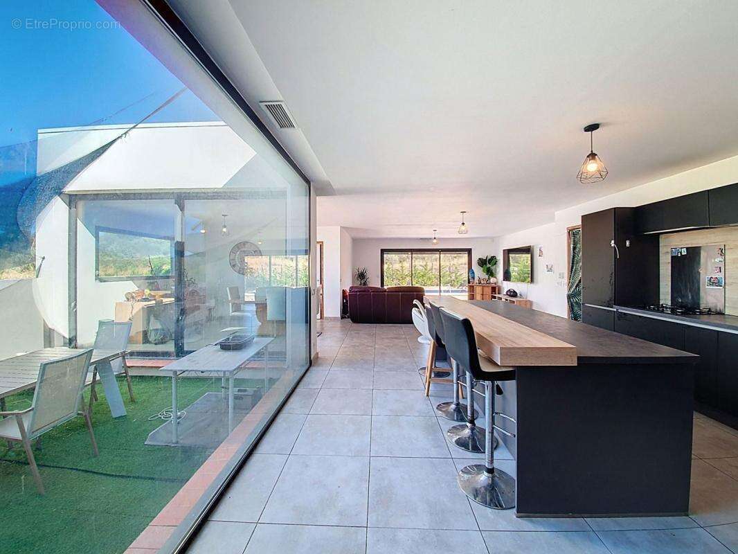 Maison à PEYRESTORTES