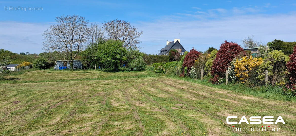 Terrain à SAINT-EVARZEC
