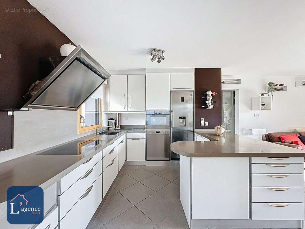 Appartement à PERON