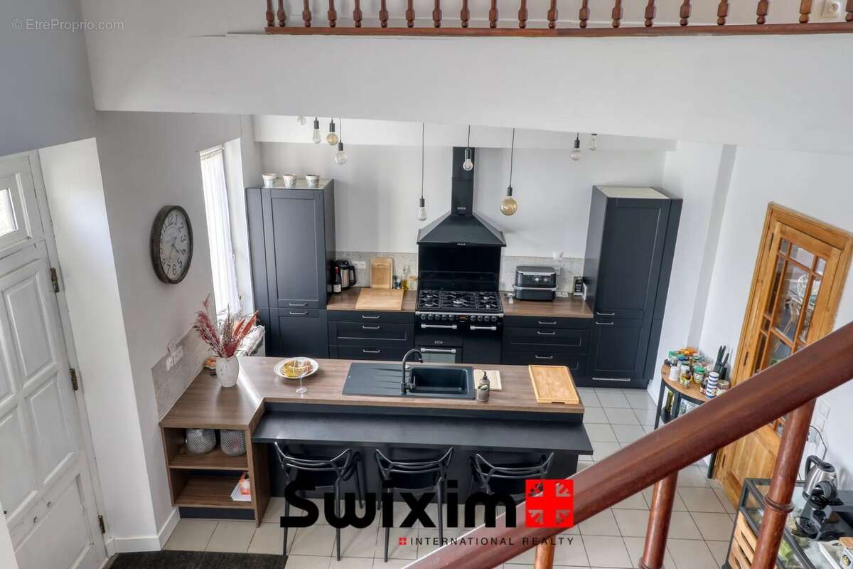 Maison en pierre rénovée de 182 m² – Beaux volumes et potentiel d'évolution - photo 4