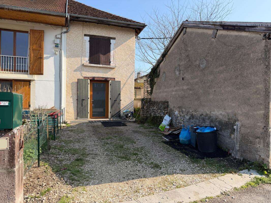 Maison à SAINT-GEOIRE-EN-VALDAINE