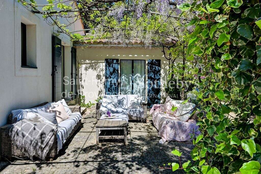 Exclusivité. Rare, Eygalières, belle maison rénovée en centre village avec jardin et piscine - photo 4