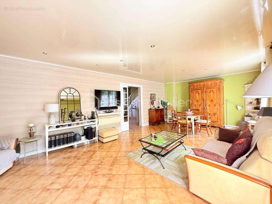 Maison spacieuse avec terrasse et jardin dans un cadre serein - photo 2