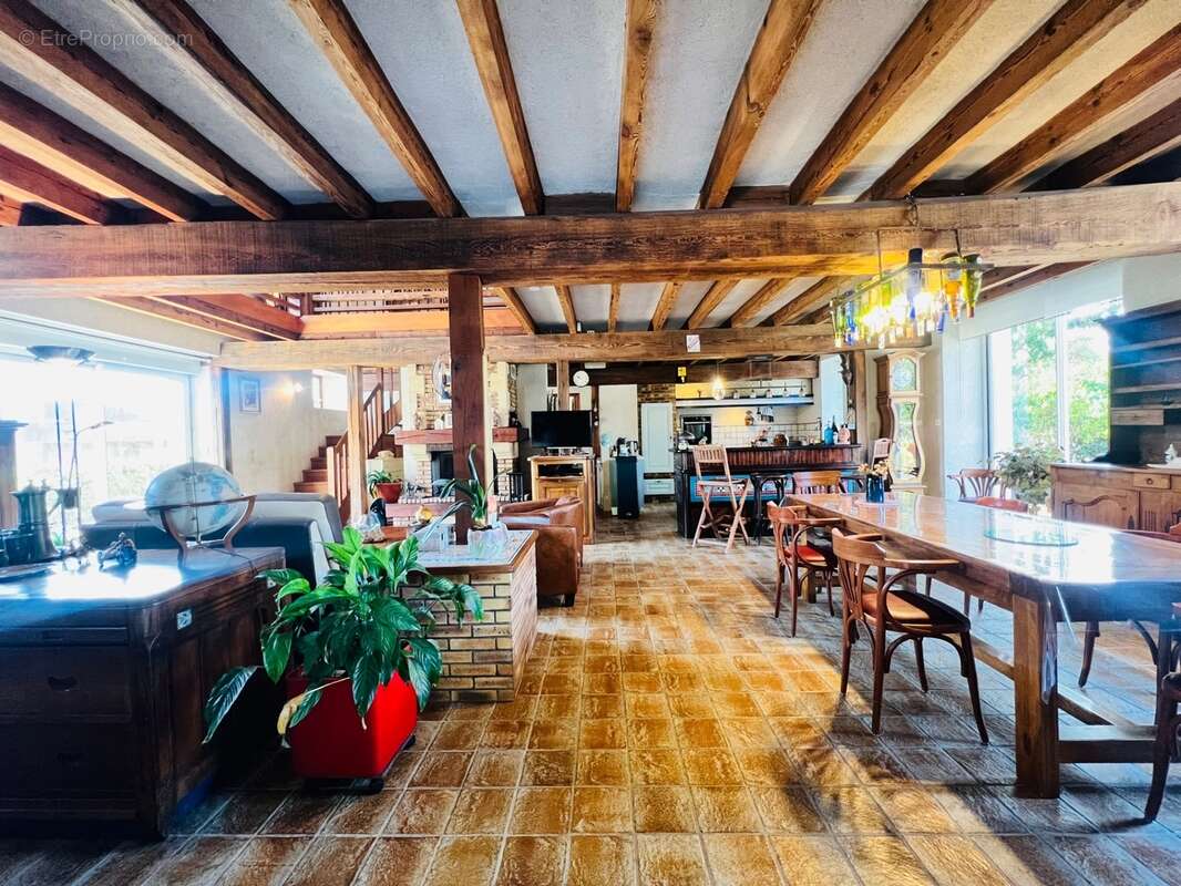 Maison de caractère rénovée – 182 m² – Studio indépendant 31m² – Garage de 117 m² – Terrain clos de 2 235 m² - photo 10