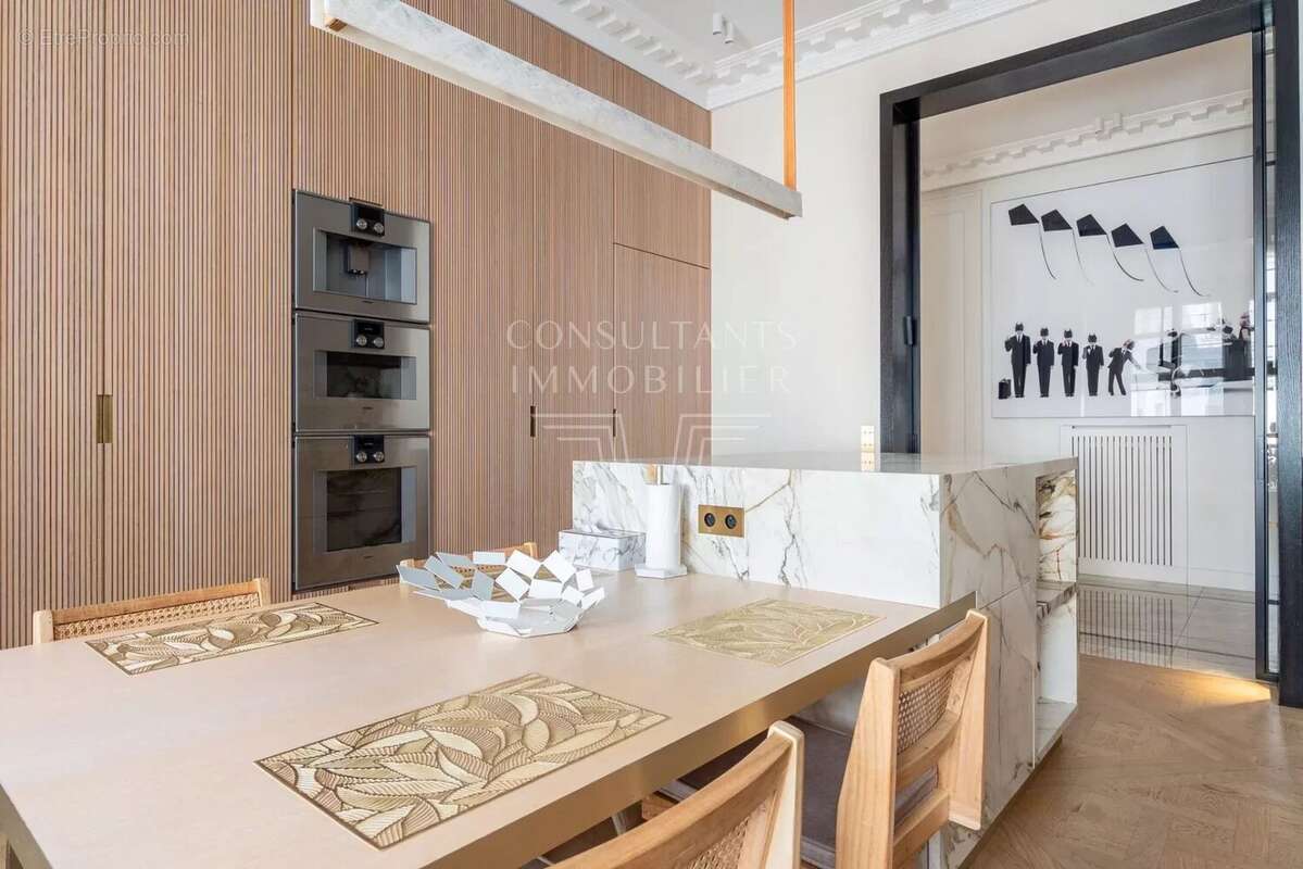 Appartement à PARIS-16E