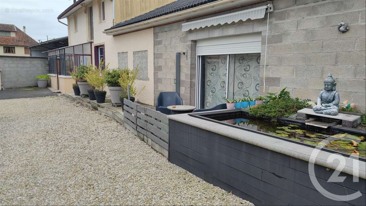 Maison à SAINT-QUENTIN-SUR-COOLE