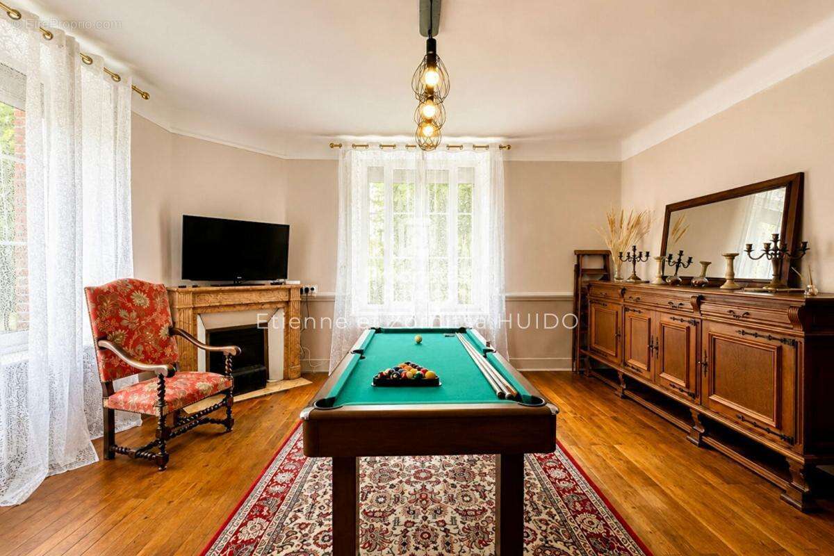 Maison de maître de 231 m² avec deux habitations indépendantes  Centre-ville de Vatan - photo 3