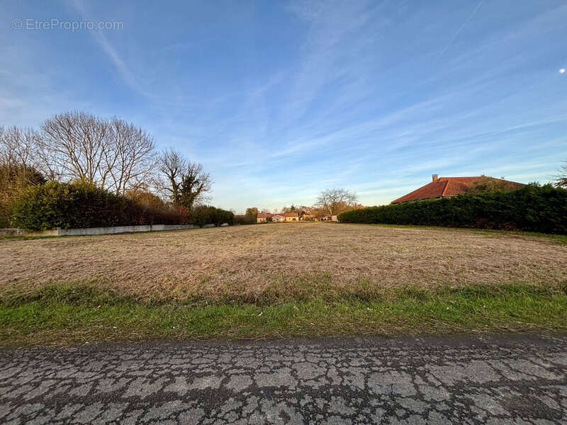 Terrain à TRIE-SUR-BAISE