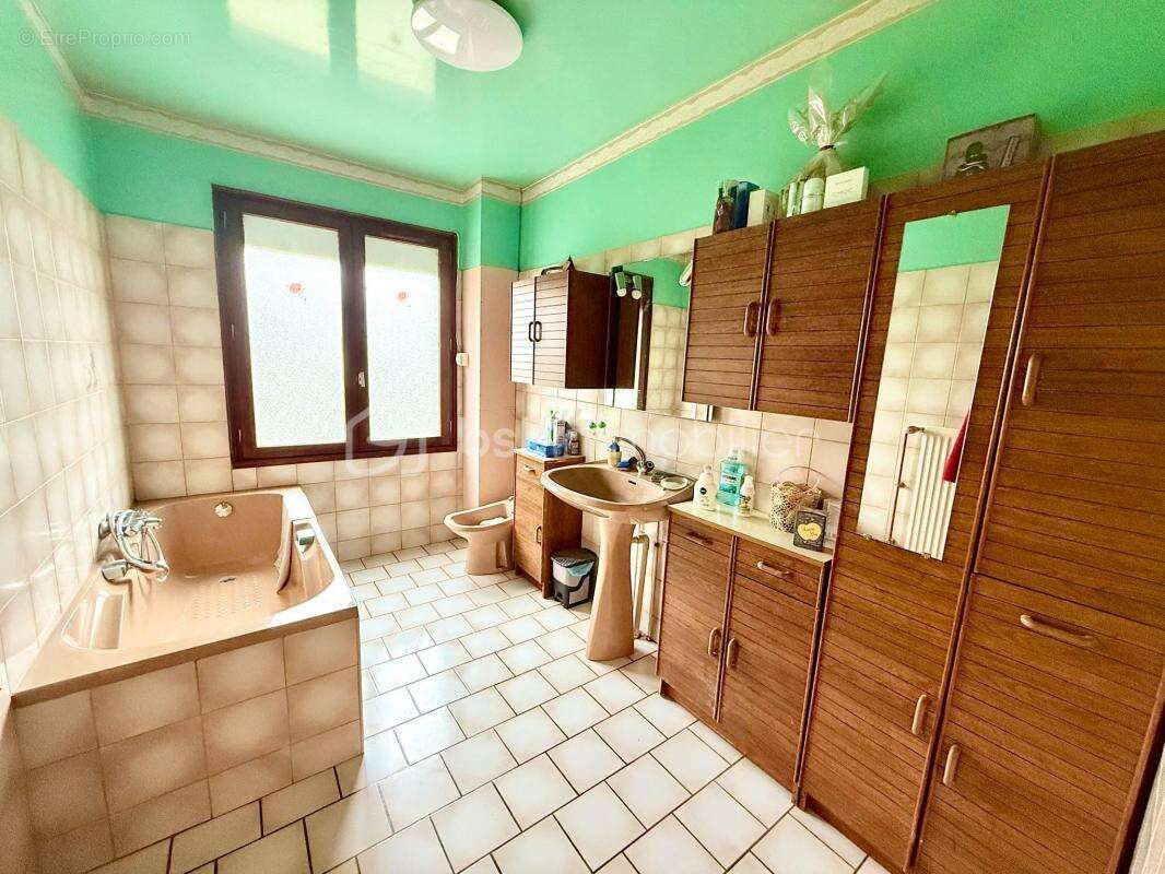 Maison à rafraichir / 5 Chambres / Sous-Sol Total - photo 16