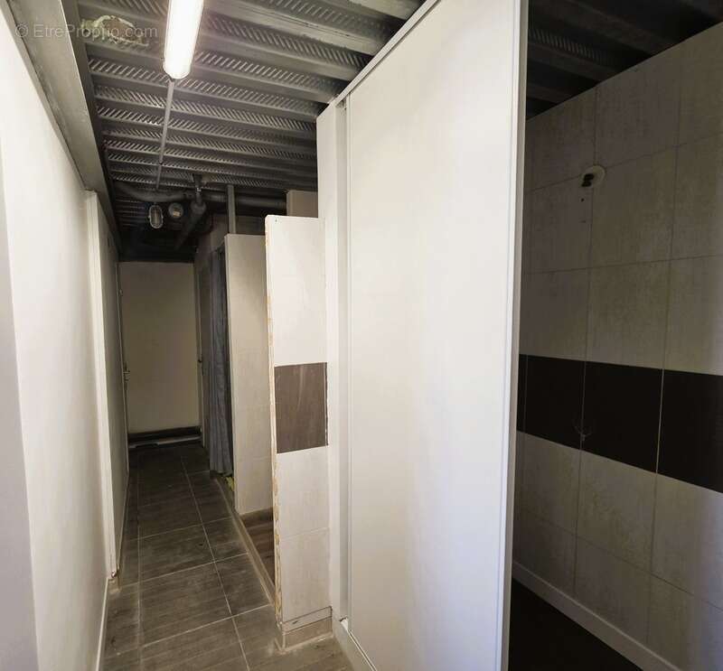 A MARENNES (17), A Vendre en coeur de zone d'activité Bâtiment commercial Mixte 383m², avec bureau-studio à l'étage - photo 7