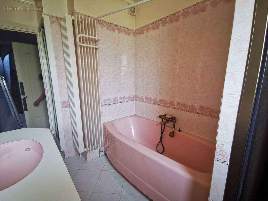 Appartement à COURS-LA-VILLE