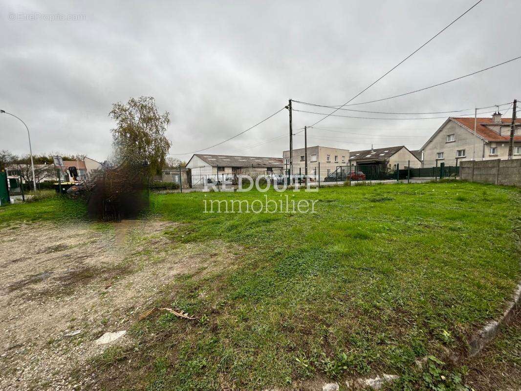 Commerce à SAINT-BRICE-COURCELLES