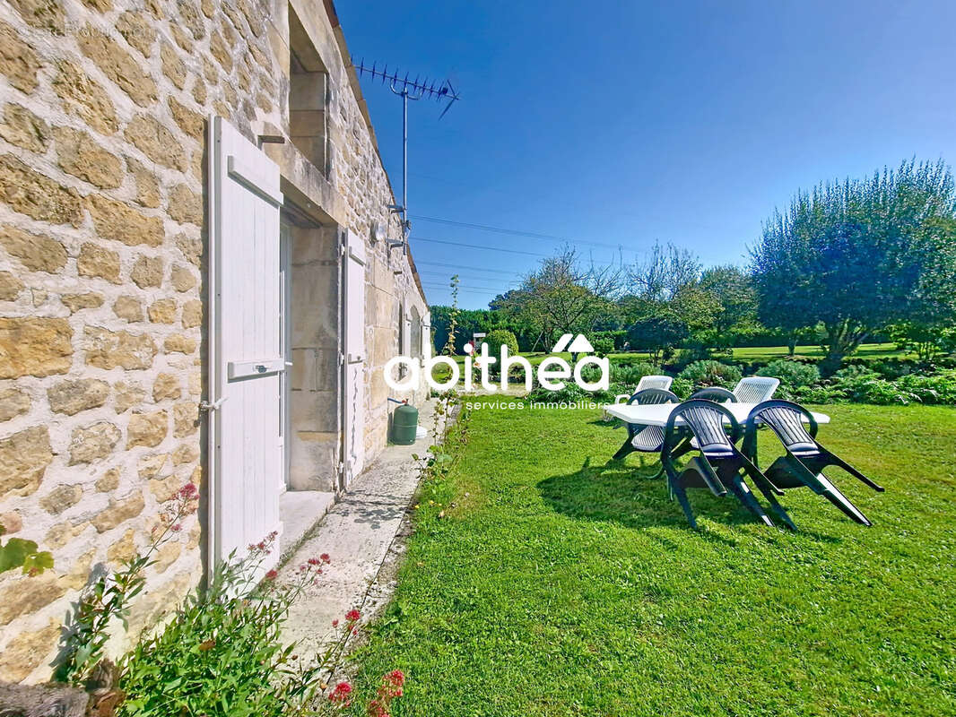 Maison à SAINT-GENIS-DE-SAINTONGE