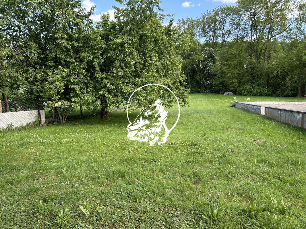 Terrain à LONGEVILLE-LES-SAINT-AVOLD