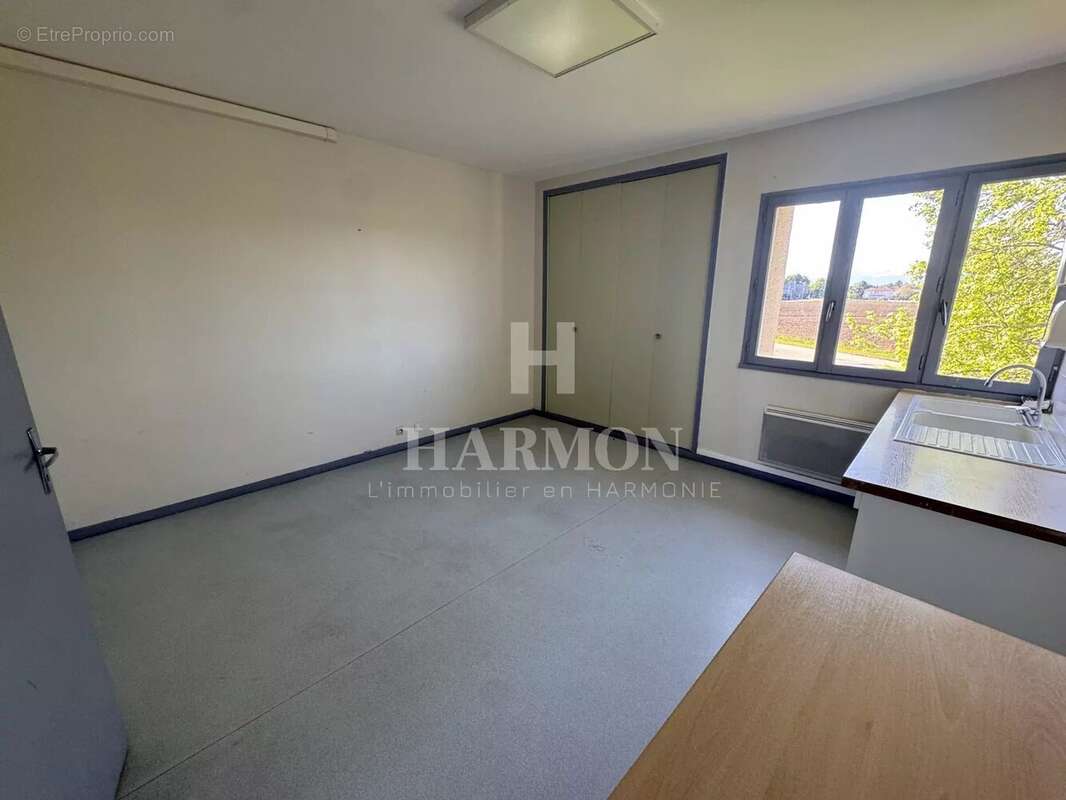 Commerce à SERRES-CASTET