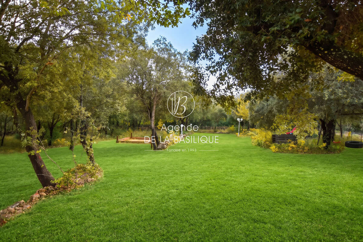Maison 165 m² à Saint-Maximin-La-Sainte-Baume  - photo 2