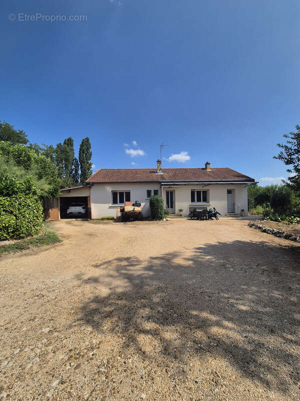 Maison de plain-pied avec 2 644 m2 de terrain st jean sur veyle - photo 11