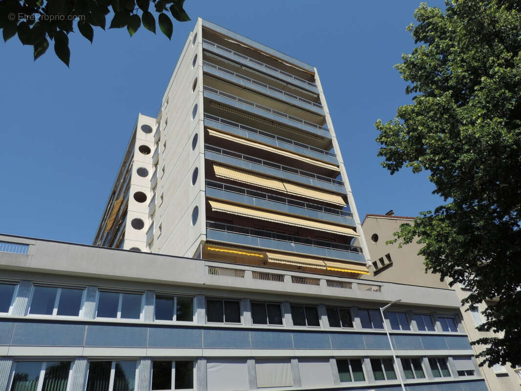 Dpt Ain (01), à vendre BOURG EN BRESSE, appartement T3 de 109 m² au sixième étage avec vue panoramique, balcon, cave et garage - photo 12