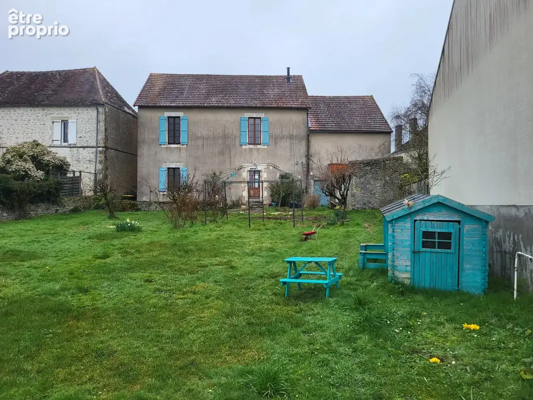Grande maison offrant quatre chambres avec garage, grange et sur 6981m² de terrain potentiel d'agrandissement - photo 2