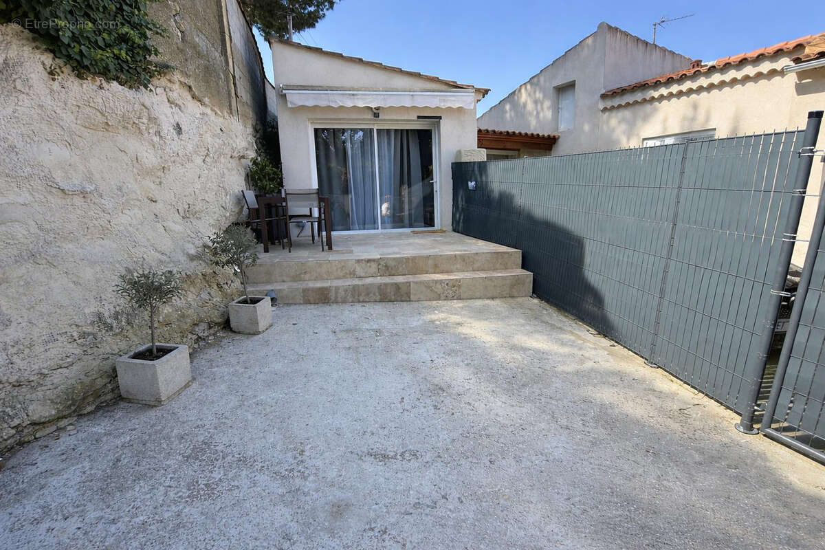 Maison à SAINT-MITRE-LES-REMPARTS