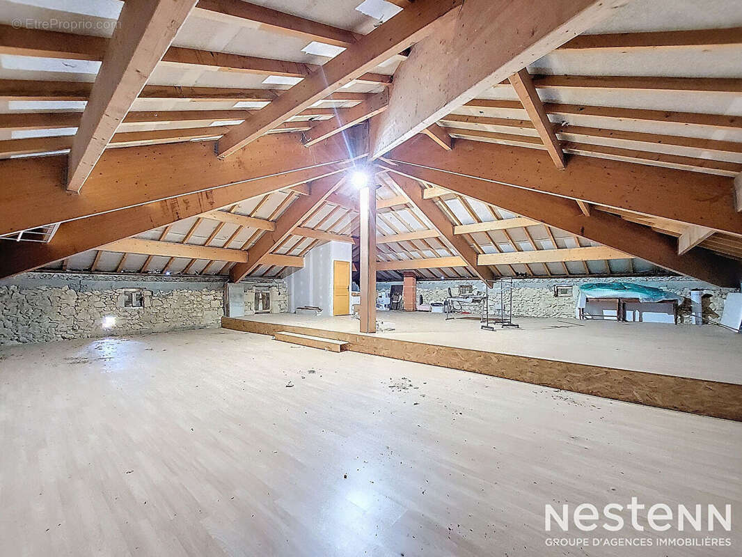 A Vendre Maison en pierre rénovée de cinq pièces sur propriété de plus de 2.4 hectares - photo 14