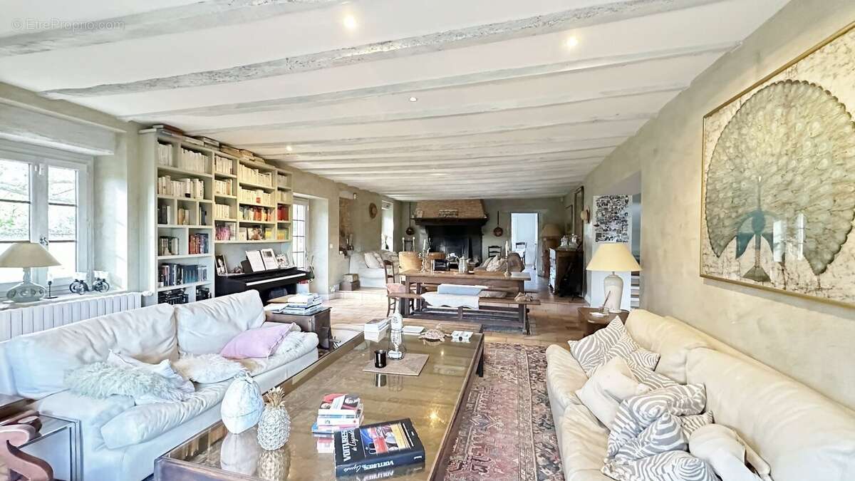 Propriete de type t8 de 292 m2 + 2 dependances + piscine + 3 garages - photo 11