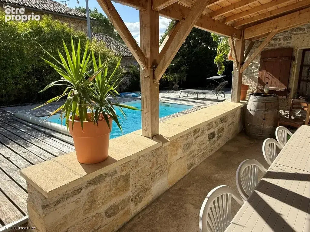 Maison en Pierre Avec Sa Piscine Chauffée et Dépendances Sur 4676m² - photo 4