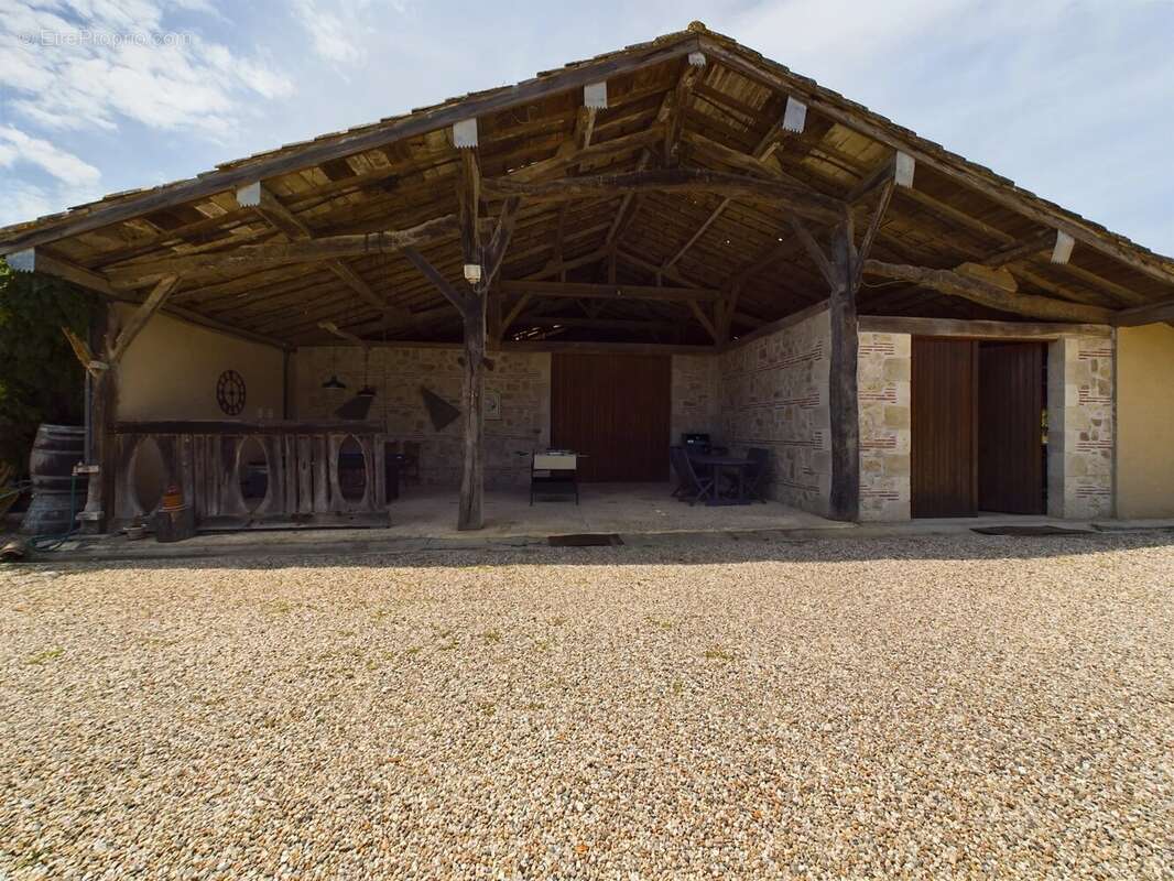 Charmante propriété à multiples habitations avec piscine et potentiel de revenus dans le sud-ouest de la France - photo 17