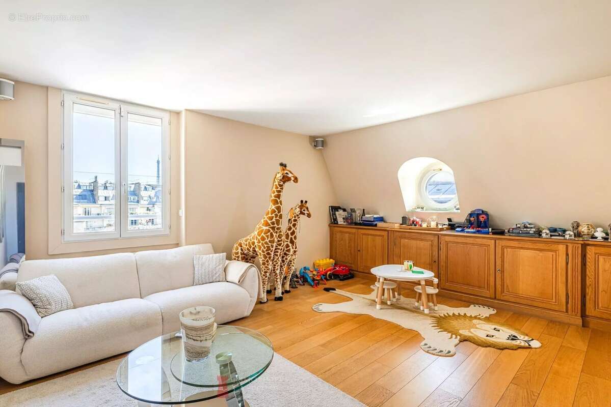 Appartement à PARIS-16E