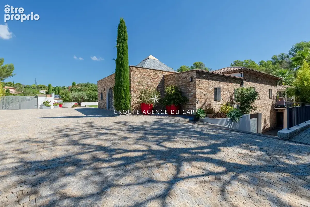 Villa de caractère, piscine chauffée et garage de 200 m² au coeur d'un parc de 5 000 m²  à Fréjus - photo 18