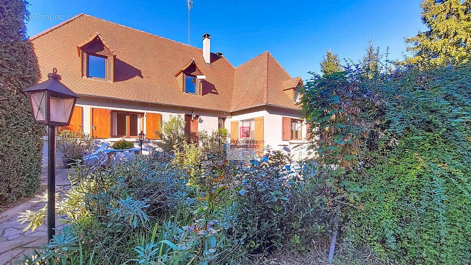 Maison à SAINT-PIERRE-DE-CHIGNAC