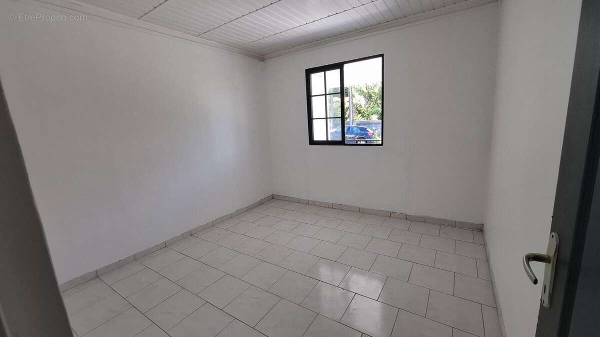 A VENDRE : maison (100 m²) à GOURBEYRE (97113) - photo 6