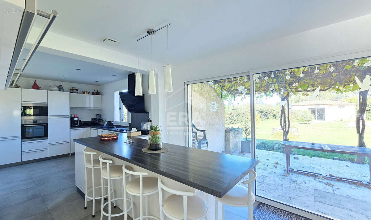 Vernègues !Maison familiale de 198 m² avec vue dégagée sur les collines - photo 6