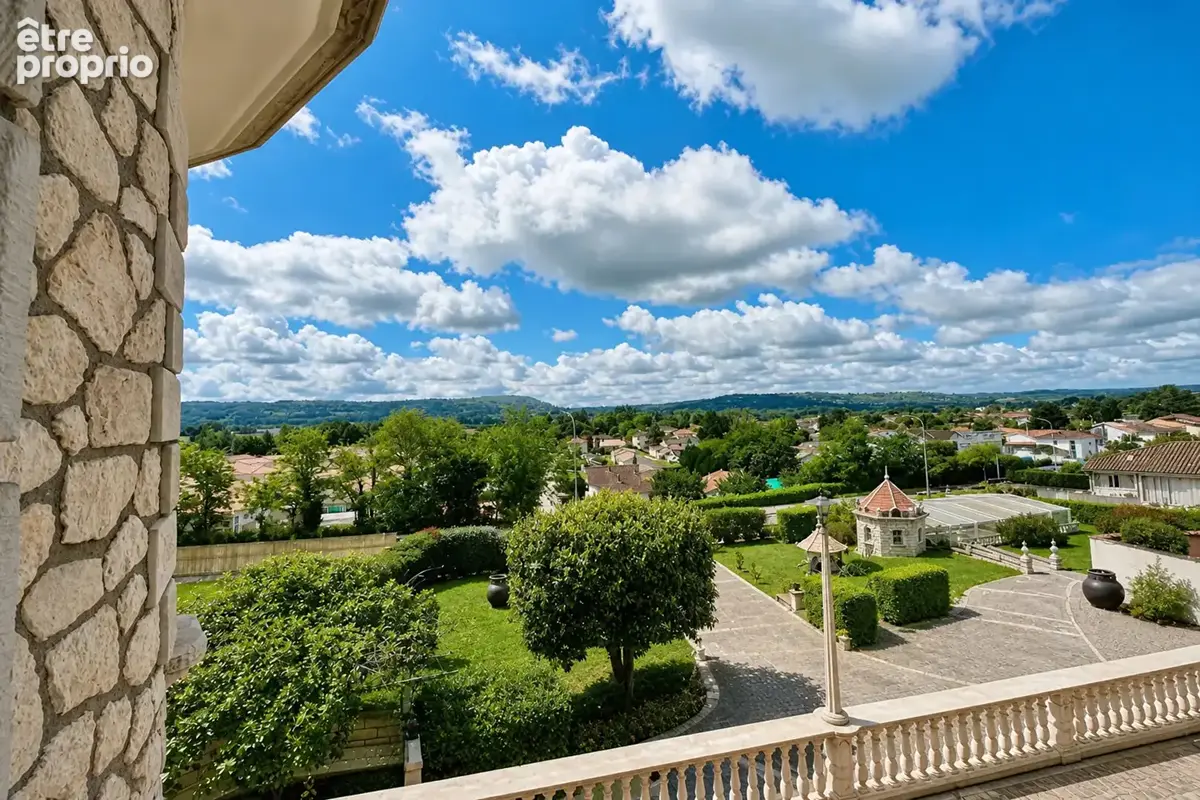 Cette grande maison individuelle de 6 pièces et d'environ 200m2 habitables offre un cadre de vie rare à Villeneuve-sur-Lot, avec - photo 9