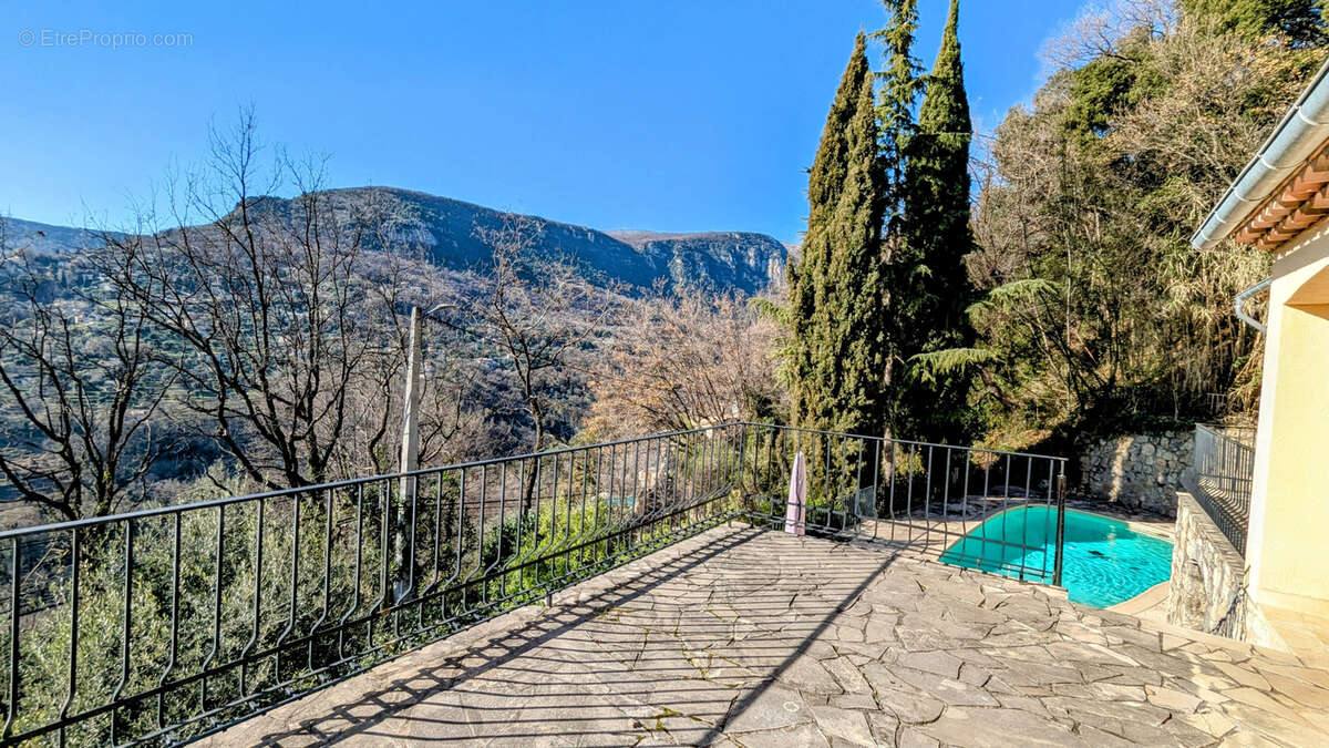 À Tourrettes-sur-Loup   Maison composée de 3 appartements + studio, piscine et vaste sous-sol - photo 4