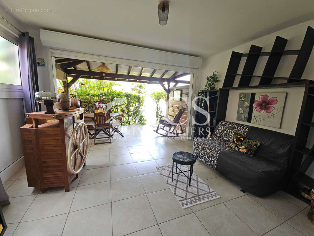 F2 avec grande terrasse et garage fermé dans résidence avec piscine - photo 3