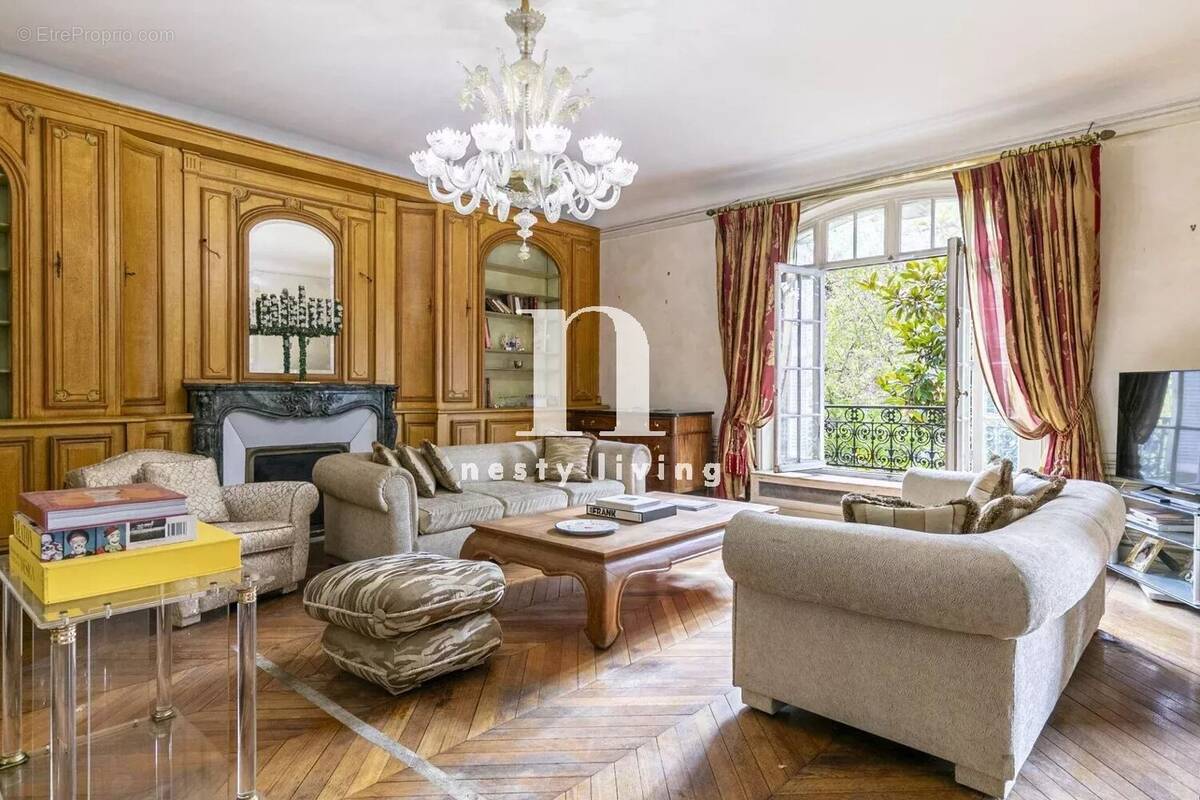 Appartement à PARIS-16E
