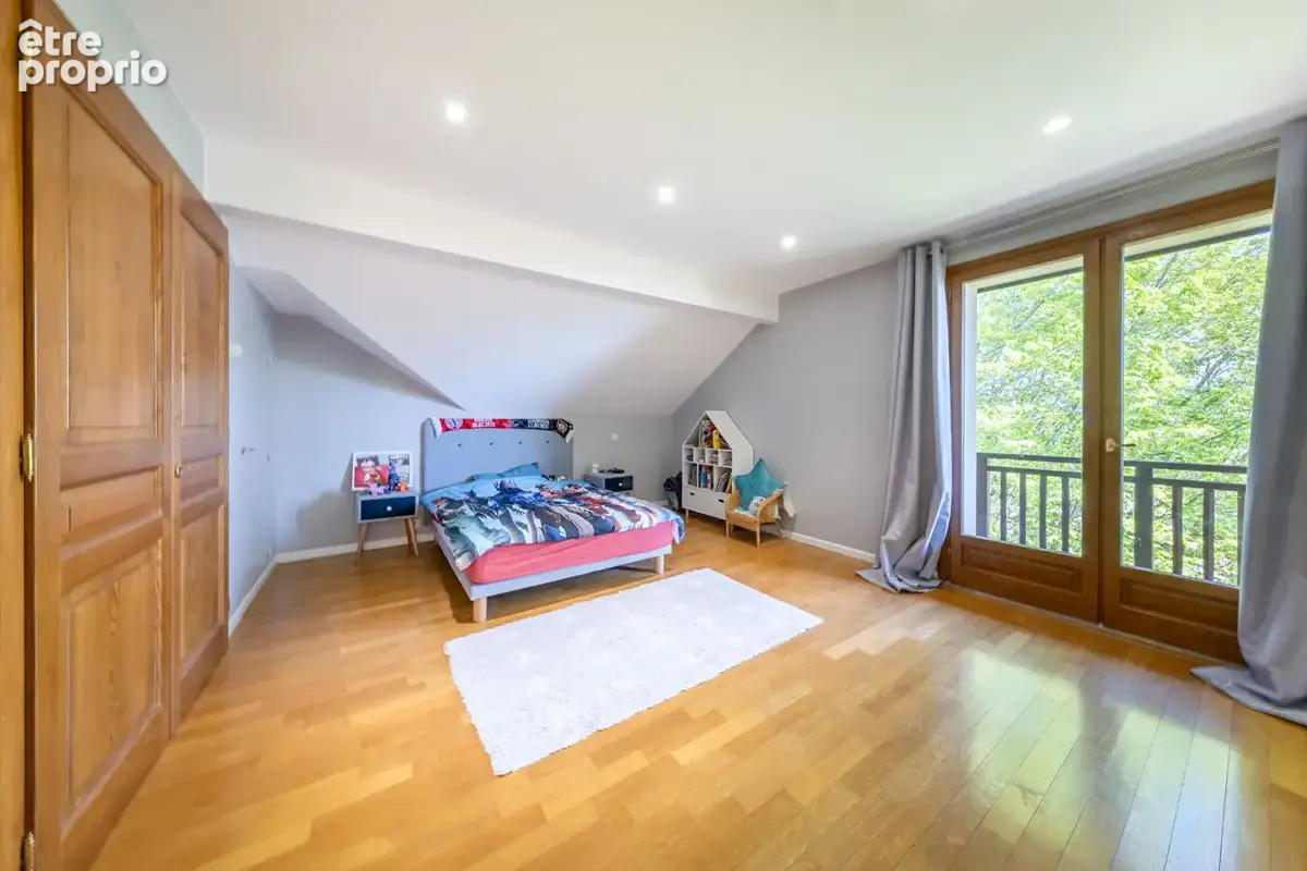 Villa Familiale avec Vue Dominante sur le Lac et les Alpes - photo 11