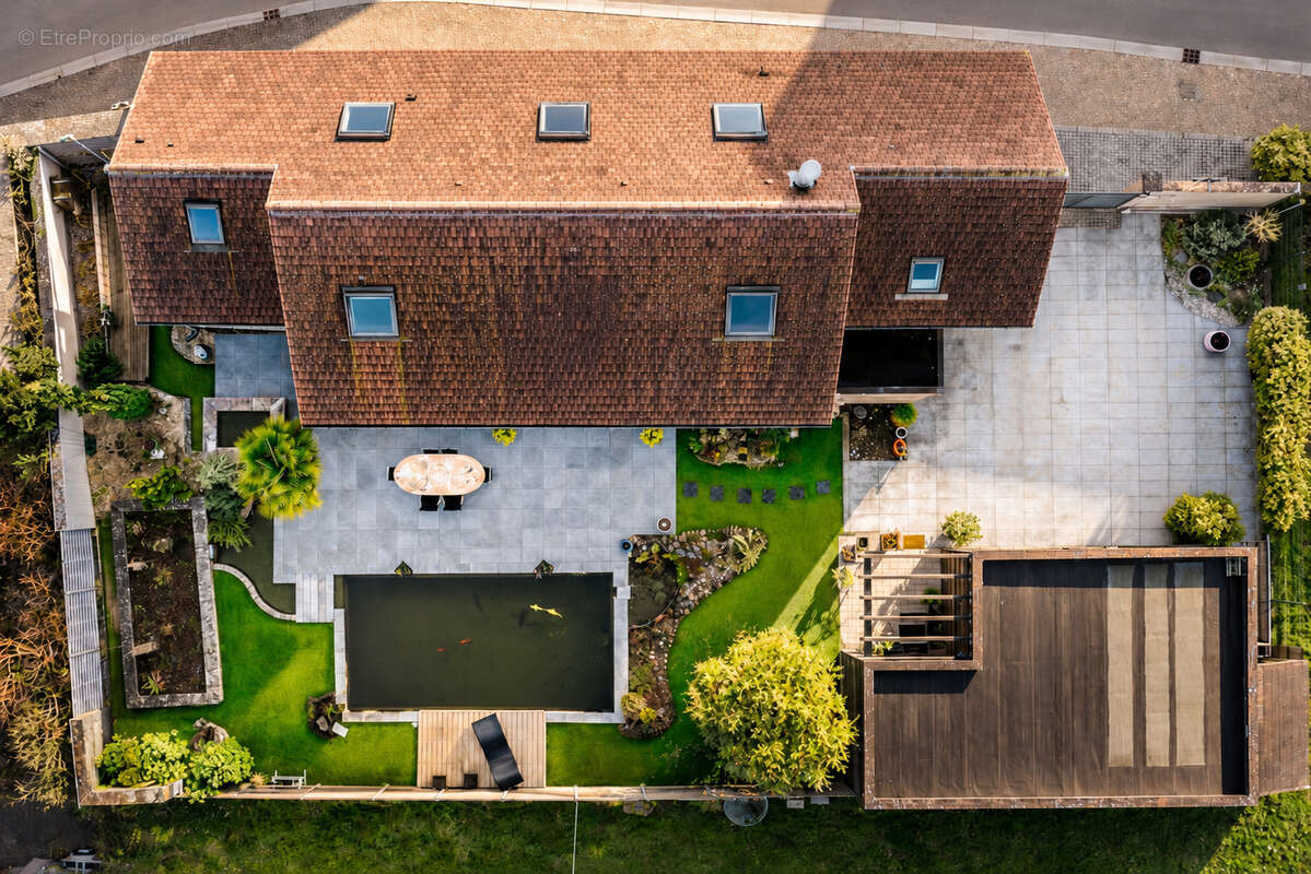 Maison de caractère en pierre - Volumes exceptionnels et art de vivre - Double garage - Bassin naturel - photo 6