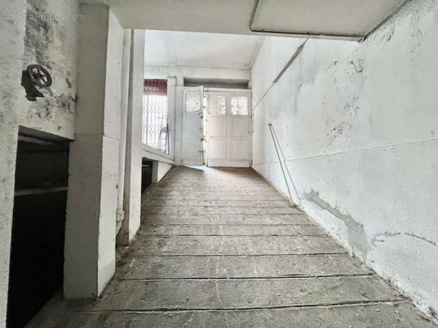 ensemble immobilier de deux lots, un local commercial et un parking de 350 m² en centre ville - photo 10