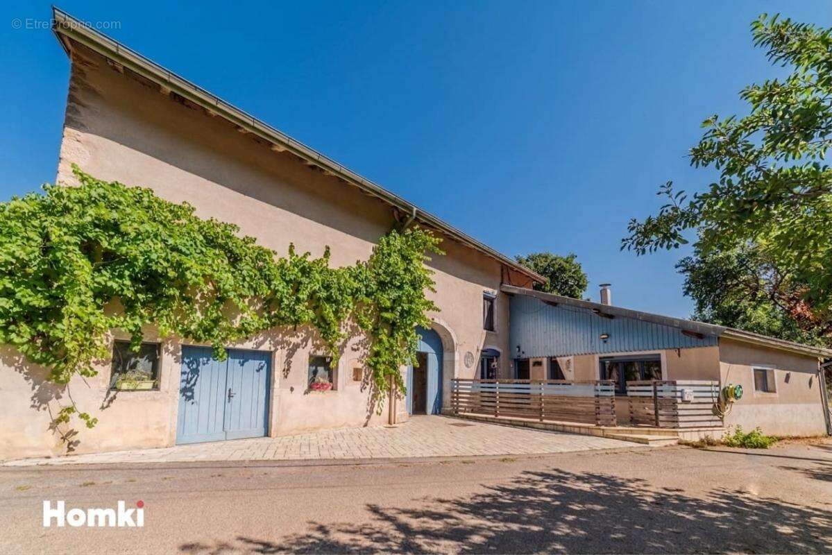 Ferme de village T8 de 168m² entièrement rénovée avec dépendances - Saint-Hymetière-sur-Valouse - photo 2
