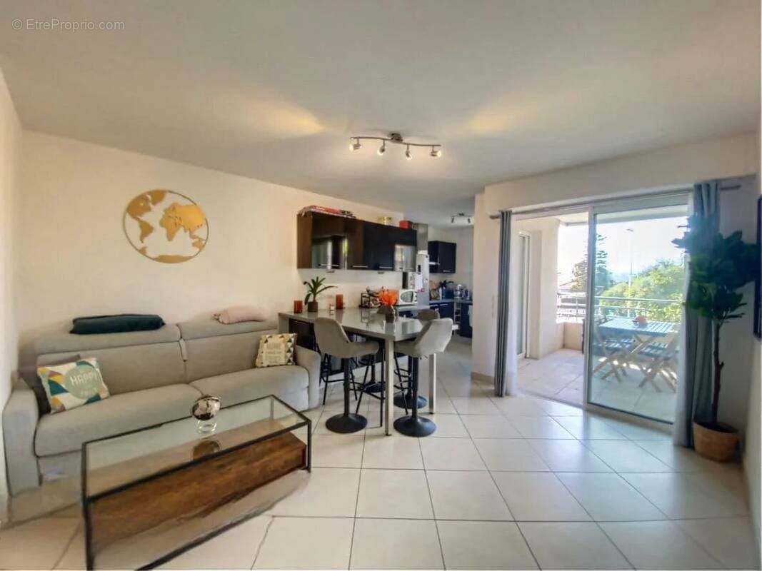 Appartement à SAINT-LAURENT-DU-VAR
