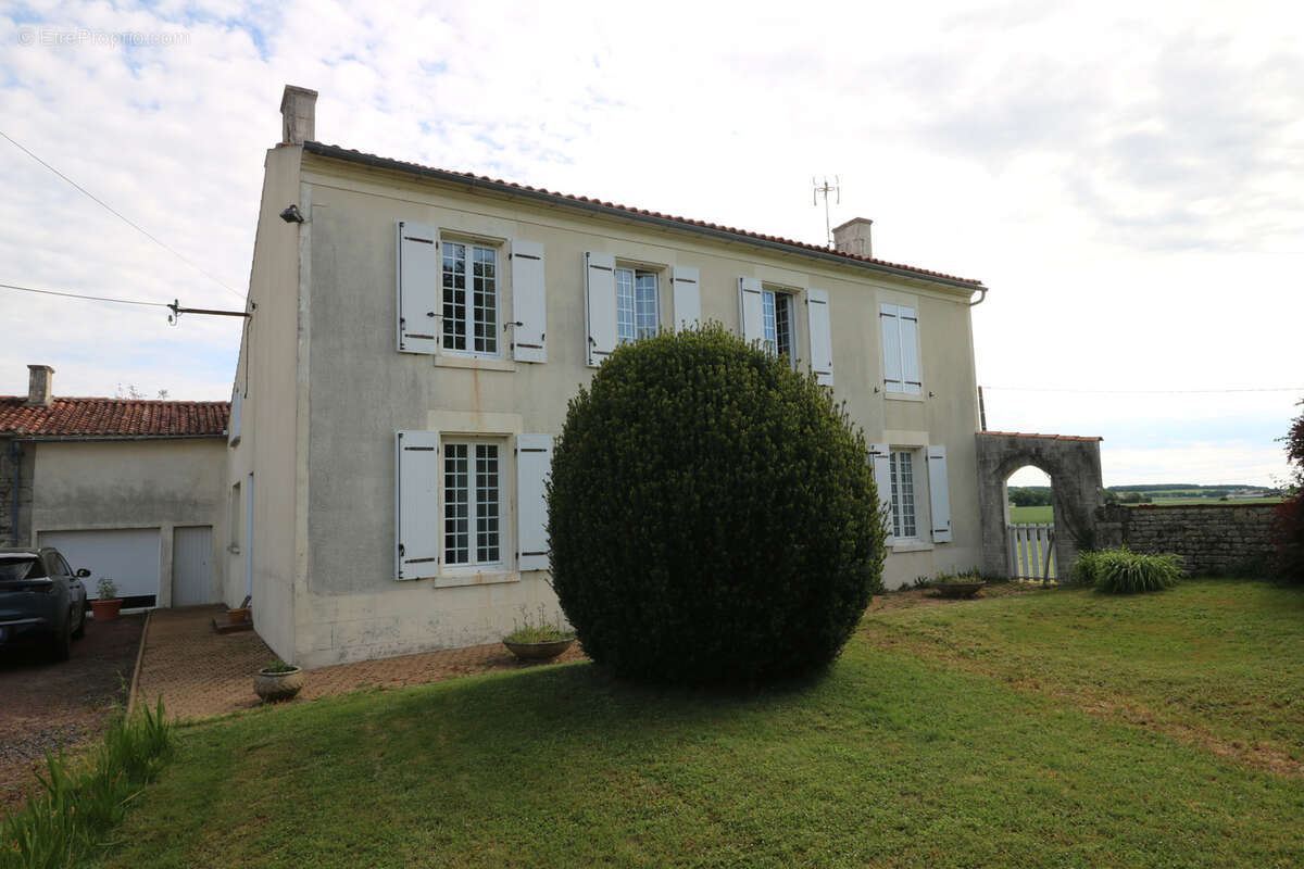 Maison à SAINT-JEAN-D'ANGELY
