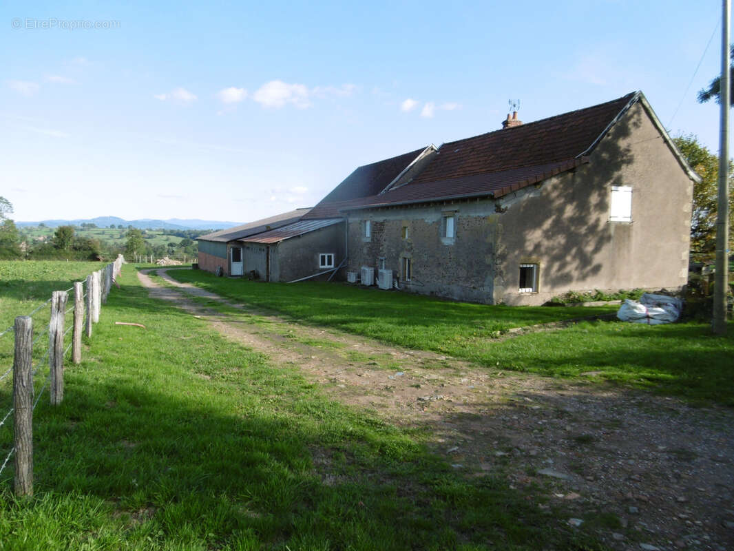 Maison à SAINT-CHRISTOPHE-EN-BRIONNAIS