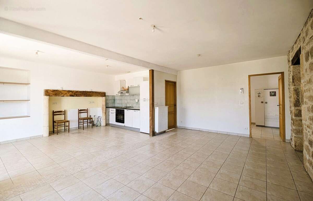 Pièce principale - Maison à MONTAYRAL