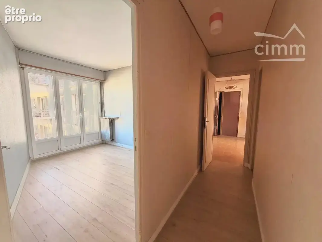 MONTREUIL — T4 de 80 m² avec beau balcon filant, vue dégagée, double parking et cave - photo 7
