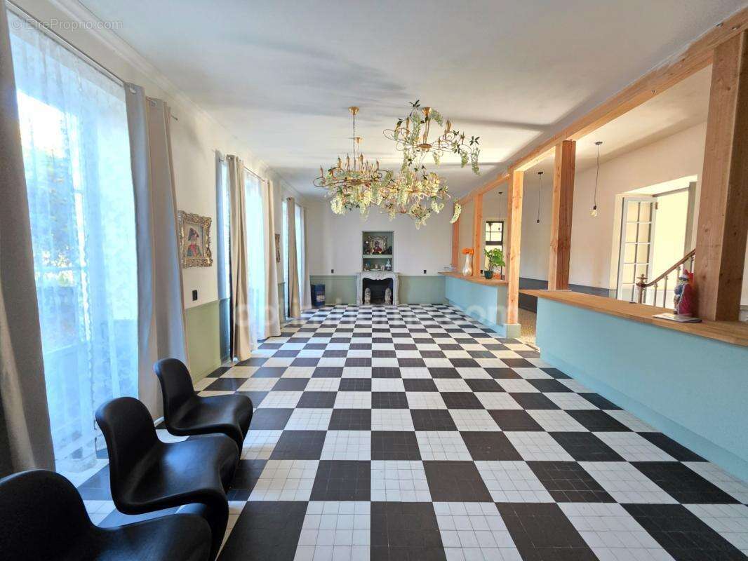Gros potentiel pour cette tres belle propriete de 19ha avec chateau et batiment de + de 1200 m² - photo 5
