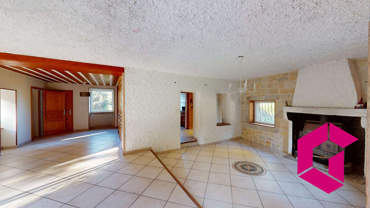 Maison à LE CHAMBON-FEUGEROLLES